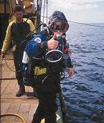 diver equipped with ROV-Trak transceiver